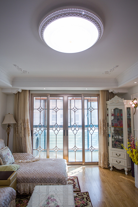 業主家里采用中央空調，外觀上簡潔大方，使用上舒適大氣，客餐廳都以淺色調為主。
