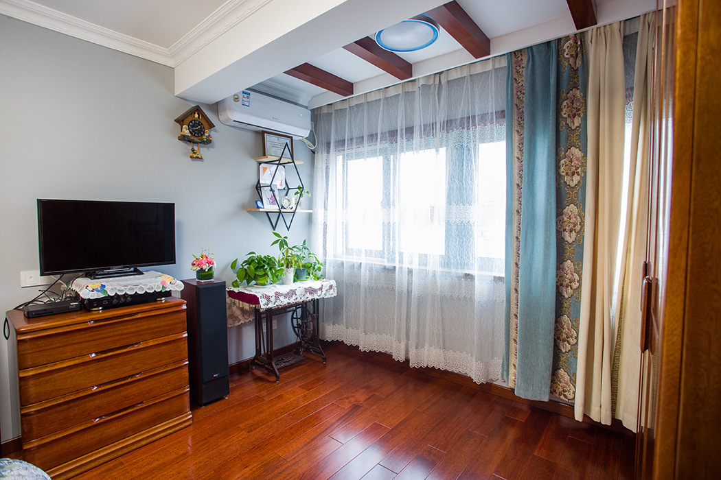 書房間主要用來休閑娛樂兼客房功能，采光極好的窗臺閑時(shí)用來拾花弄草，深色木質(zhì)假梁吊頂凸顯美式風(fēng)格特征，窗簾選用雙層設(shè)計(jì)，一層輕薄的紗窗，兼顧了保護(hù)隱私與透光性，窗簾搭配好涂料也可以這么美。
