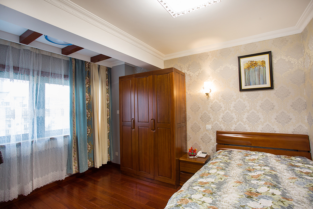 書房寬敞舒適的空間都給人留足了想象空間，可能是一把休閑椅或是一處茶海亦或是一張書桌，都是最精致的點(diǎn)綴，兼顧客臥的小床大小恰到好處，搭配精致的墻布，燦爛的壁燈精致愜意的氛圍，再配上一副簡約壁畫層次分明的書房，會是茶余飯后放松心情的最佳去處。
