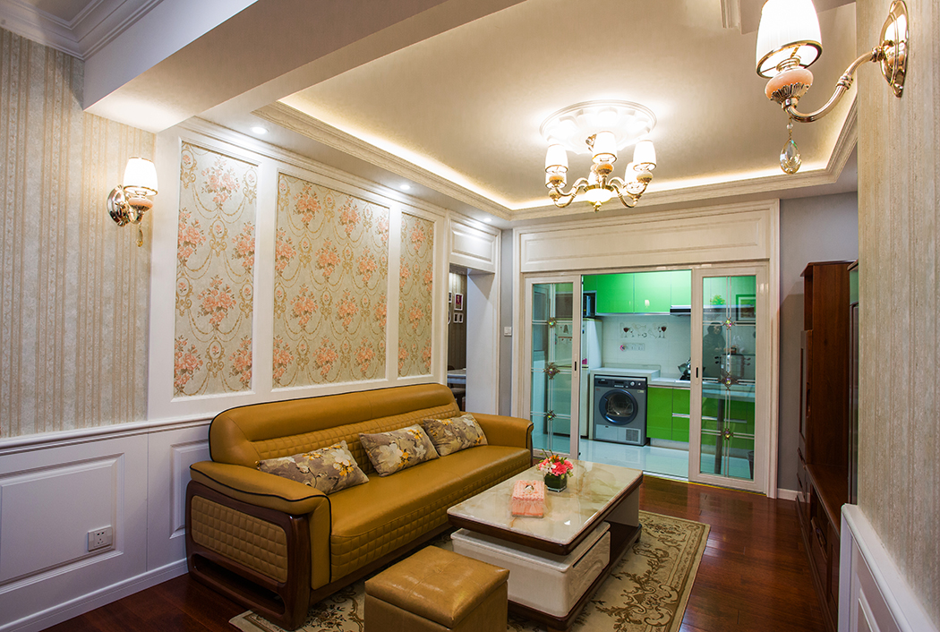 客廳墻面采用白色護(hù)墻板和素雅的墻布搭配，營造出自在、隨意不羈的生活方式，沒有太多造作的修飾與約束，入門的鞋柜黑白搭再配上一抹綠色盆栽，活脫自然，黑色鋼琴應(yīng)眼而入，不經(jīng)意間營造出一種休閑式的浪漫，深色實(shí)木地板搭配黃色地毯和皮質(zhì)沙發(fā)，淺透出一絲奢侈與貴氣，有著新的懷舊、而又不失自在與隨意。
