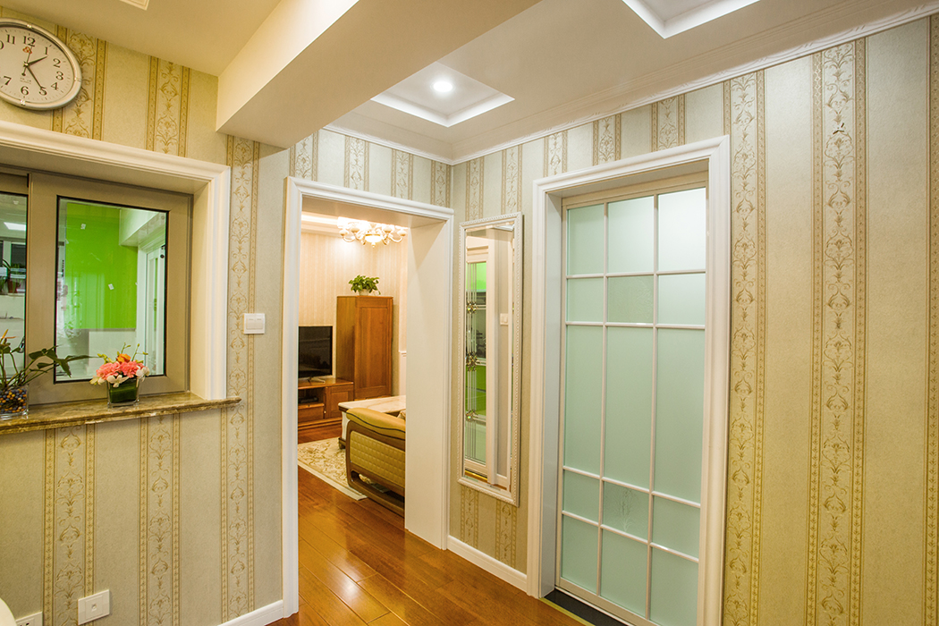 過道整體明亮的色調(diào)搭配淺黃壁紙，溫馨舒適，造型簡潔絲毫沒有繁瑣的裝飾，給人輕快的感覺，使得客廳和臥室融洽的過度。 
