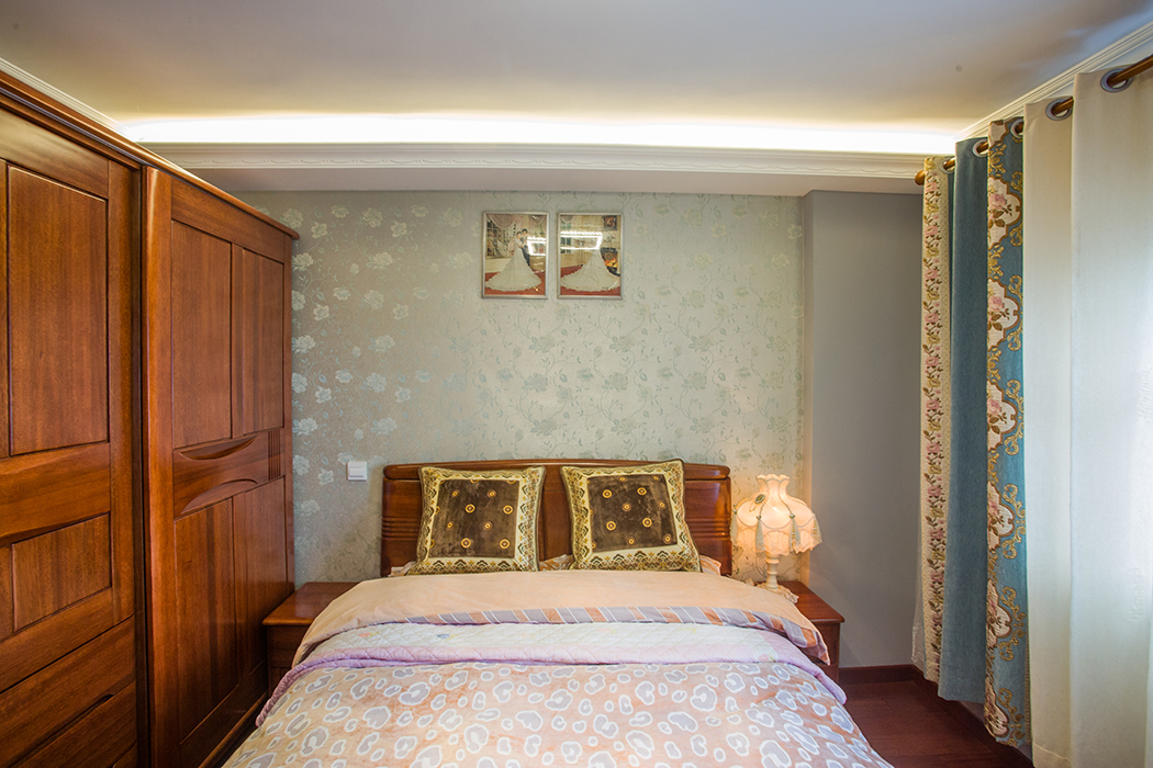 主臥的典雅清新但不造作的搭配加上實(shí)木的家具，奢華貴氣和小清新的自然和諧融洽，精致和諧，床頭的吊頂燈光和臺燈微微泛黃的舊色，是點(diǎn)睛之筆，這是午后的暢想，也是深夜的陪伴。
