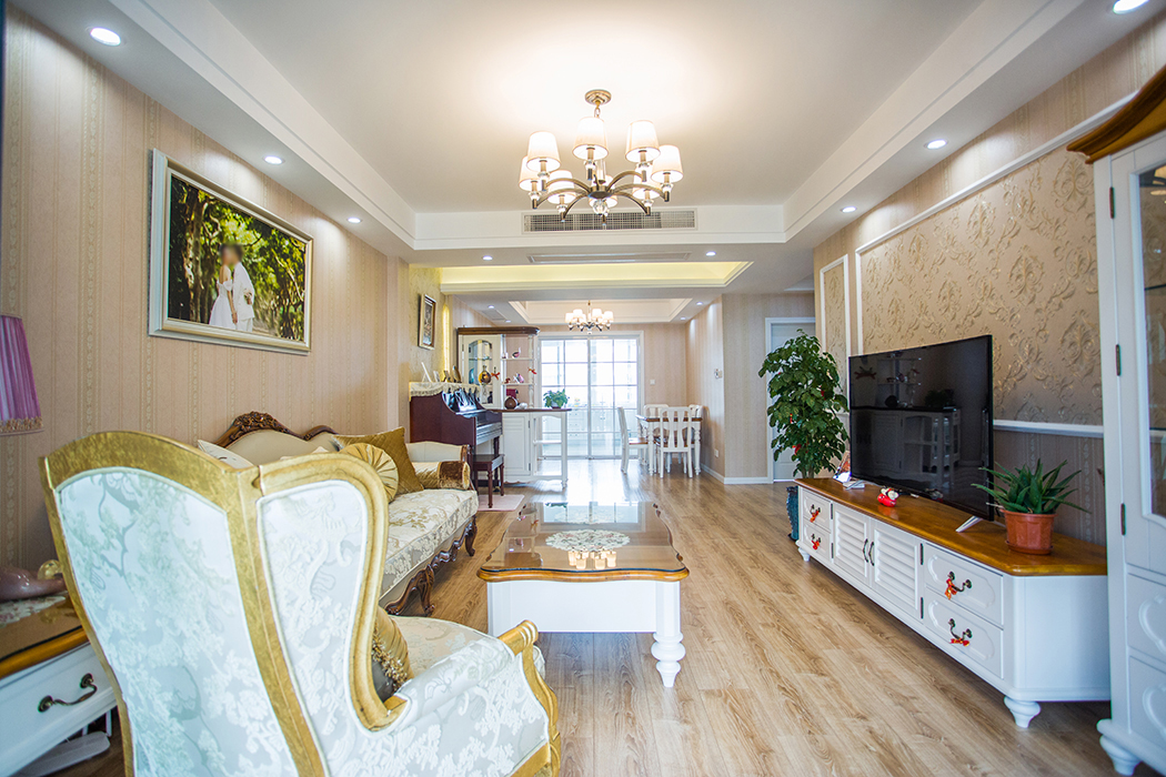 柔美的米色、純凈的白色、沉靜的棕褐色，一切呈現祥和與平靜的氣質，仿佛置身完美的夢幻場景，讓人不敢驚擾。
