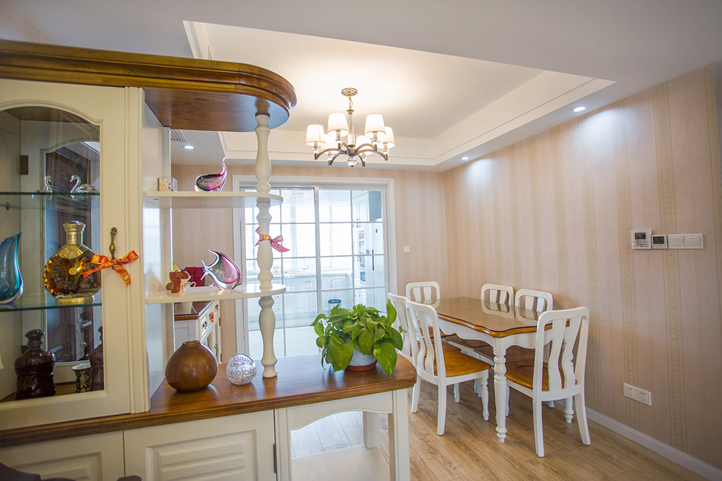 每個功能空間的氛圍強調結合使用者的習性呈現，在設計上講究心靈的自然回歸感，給人一種撲面而來的濃郁氣息，隨處可見的花卉和綠色植物、精心雕刻的家具，所有的一切從整體上營造出一種歐式優雅和浪漫。
