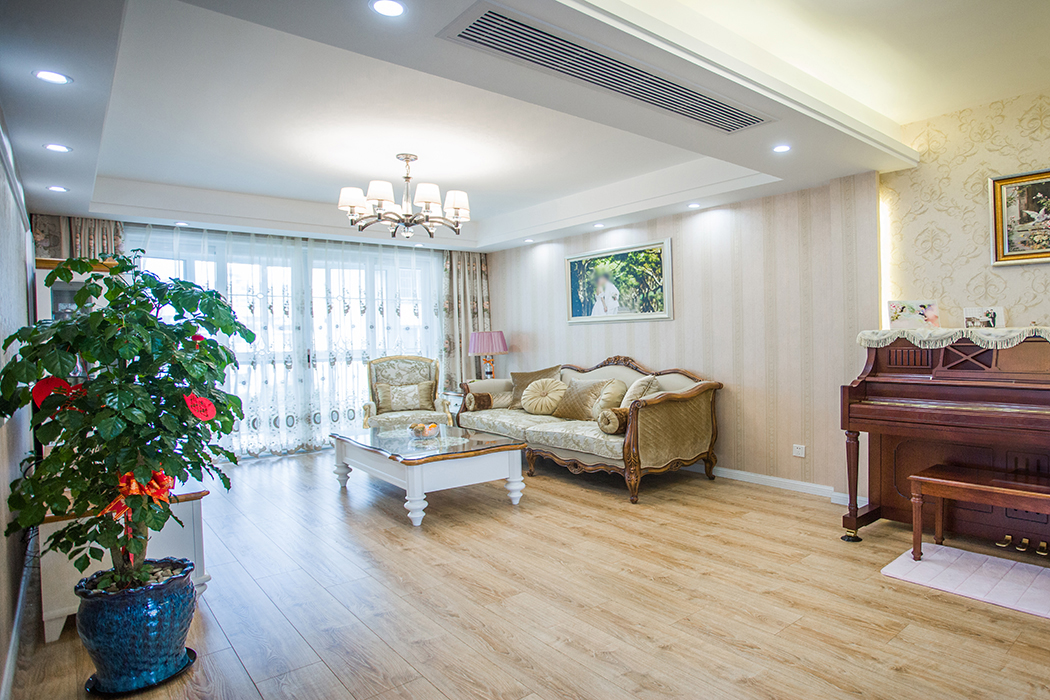 每個功能空間的氛圍強調結合使用者的習性呈現，在設計上講究心靈的自然回歸感，給人一種撲面而來的濃郁氣息，隨處可見的花卉和綠色植物、精心雕刻的家具，所有的一切從整體上營造出一種歐式優雅和浪漫。
