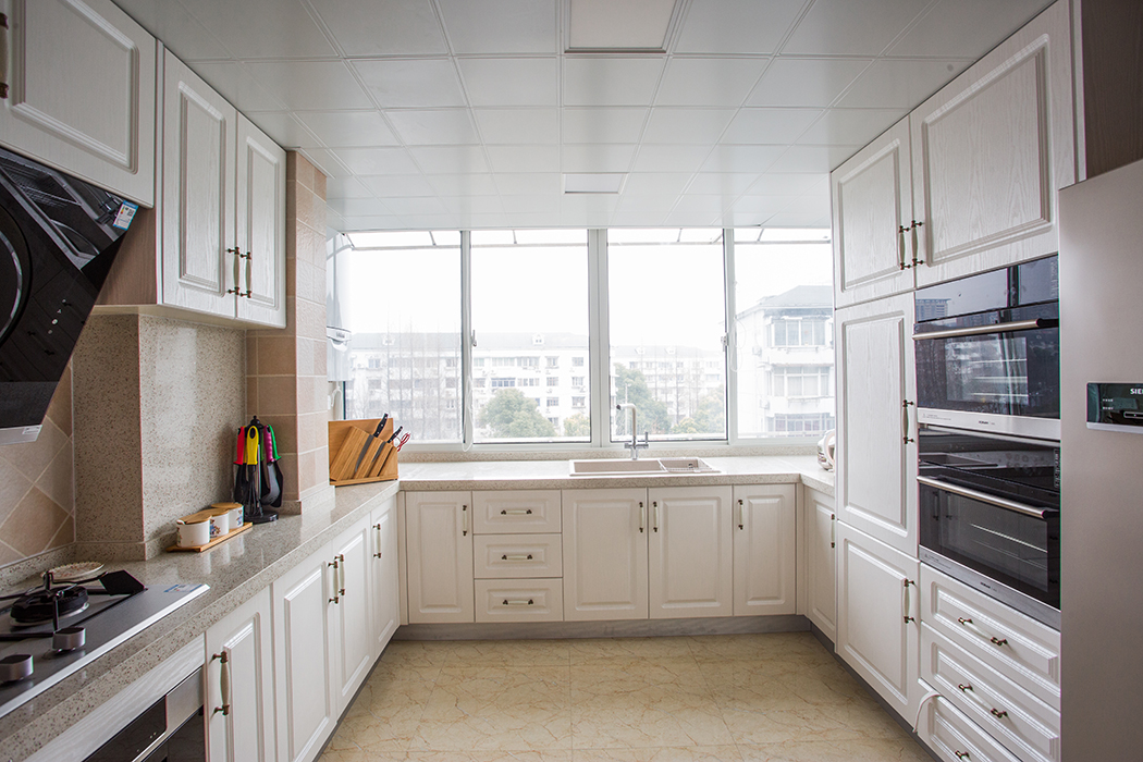 將清洗臺安放在窗戶前面，讓你在清洗時更加容易分辨，便于清洗，也讓你在勞作時欣賞外面的自然景色，感受外面清新的空氣，讓你勞作的疲勞輕而易舉的消除。
