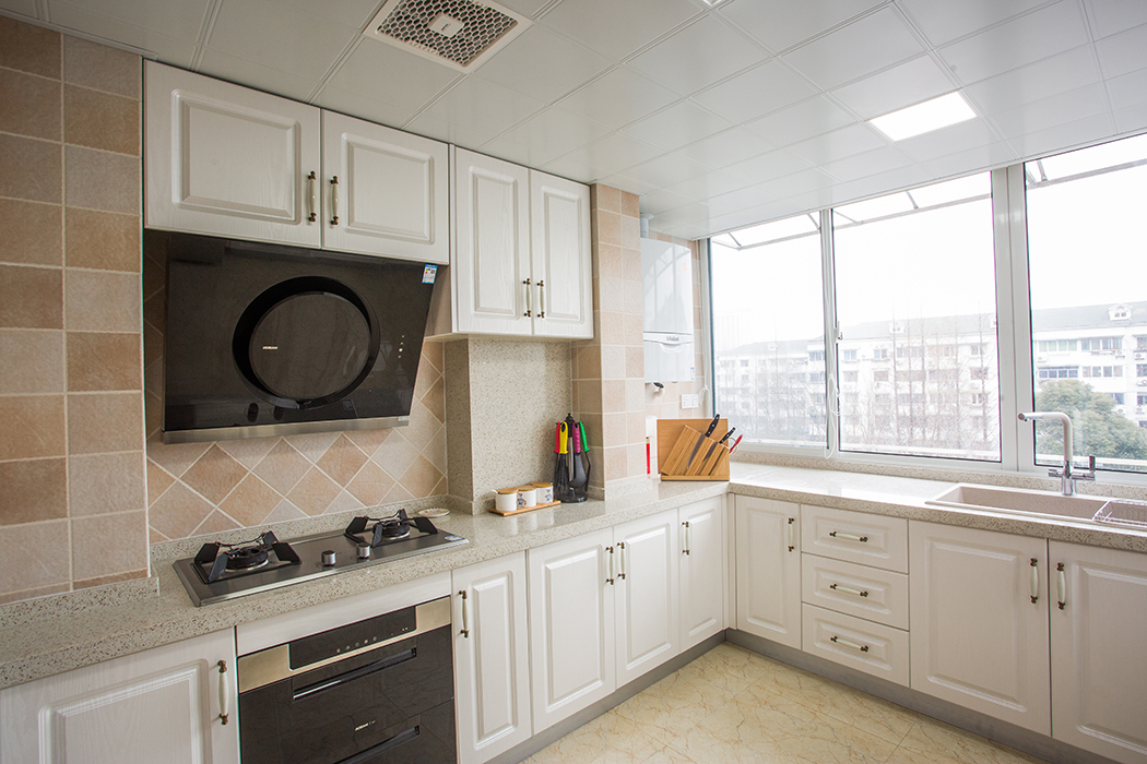 將清洗臺安放在窗戶前面，讓你在清洗時更加容易分辨，便于清洗，也讓你在勞作時欣賞外面的自然景色，感受外面清新的空氣，讓你勞作的疲勞輕而易舉的消除。
