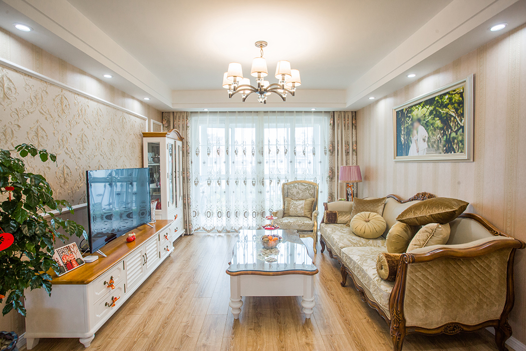 每個功能空間的氛圍強調結合使用者的習性呈現，在設計上講究心靈的自然回歸感，給人一種撲面而來的濃郁氣息，隨處可見的花卉和綠色植物、精心雕刻的家具，所有的一切從整體上營造出一種歐式優雅和浪漫。
