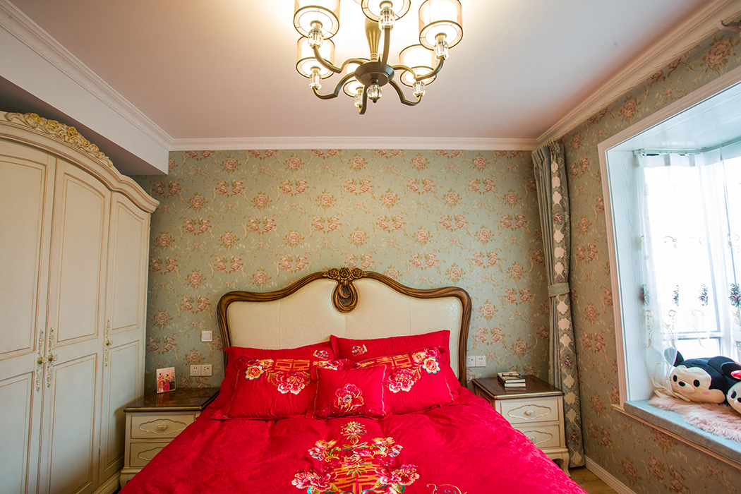 在歐式臥室的設計上，追求的是優雅獨特、尊貴浪漫的設計風格。一般采用傳統的那種中軸對稱的四平八穩得形  式，而 不 用 不 對  稱 的 自 由 式 布 局。在 設 計 臥 室  時，追 求 時 尚 而 不 浮 躁 ，莊 重 典 雅 而 不乏 輕 松 浪 漫 的 感 覺。
