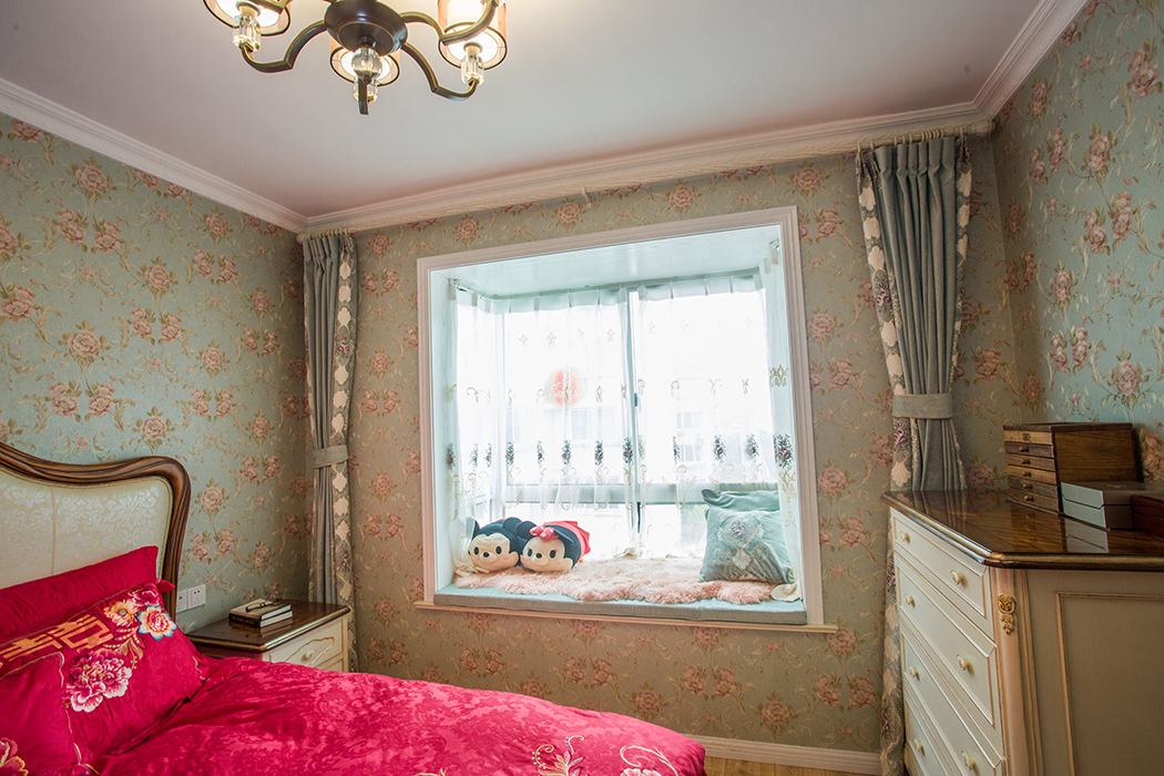 在歐式臥室的設計上，追求的是優雅獨特、尊貴浪漫的設計風格。一般采用傳統的那種中軸對稱的四平八穩得形  式，而 不 用 不 對  稱 的 自 由 式 布 局。在 設 計 臥 室  時，追 求 時 尚 而 不 浮 躁 ，莊 重 典 雅 而 不乏 輕 松 浪 漫 的 感 覺。
