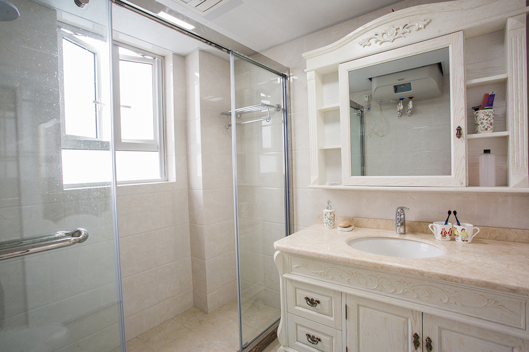 衛  生  間    整   體   設  計  以  干  凈  、易   清   洗   為   設   計   宗    旨  ， 清   新  、淡   雅    的   象牙白淺色系色彩作為整間歐式風格衛生間設計的主色調，充滿了溫暖氣息。衛生間設計空間大，簡潔而不失優雅。
