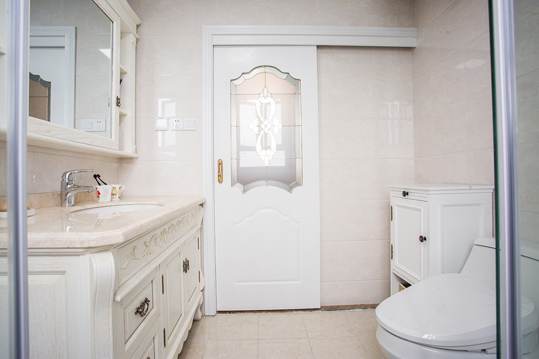 衛  生  間    整   體   設  計  以  干  凈  、易   清   洗   為   設   計   宗    旨  ， 清   新  、淡   雅    的   象牙白淺色系色彩作為整間歐式風格衛生間設計的主色調，充滿了溫暖氣息。衛生間設計空間大，簡潔而不失優雅。
