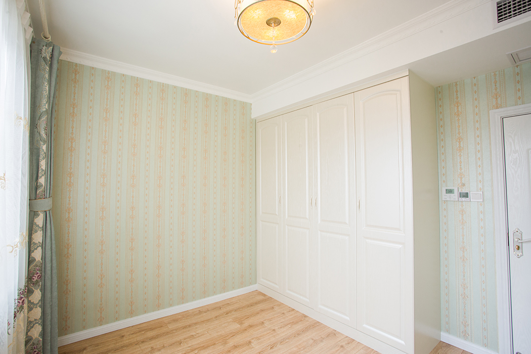 無論是床背景還是次序井然的墻紙，抑或是窗前的慵懶似的窗臺，在任何一個角落，都能體會到主人悠然自得的生活和陽光般明媚的心情。
