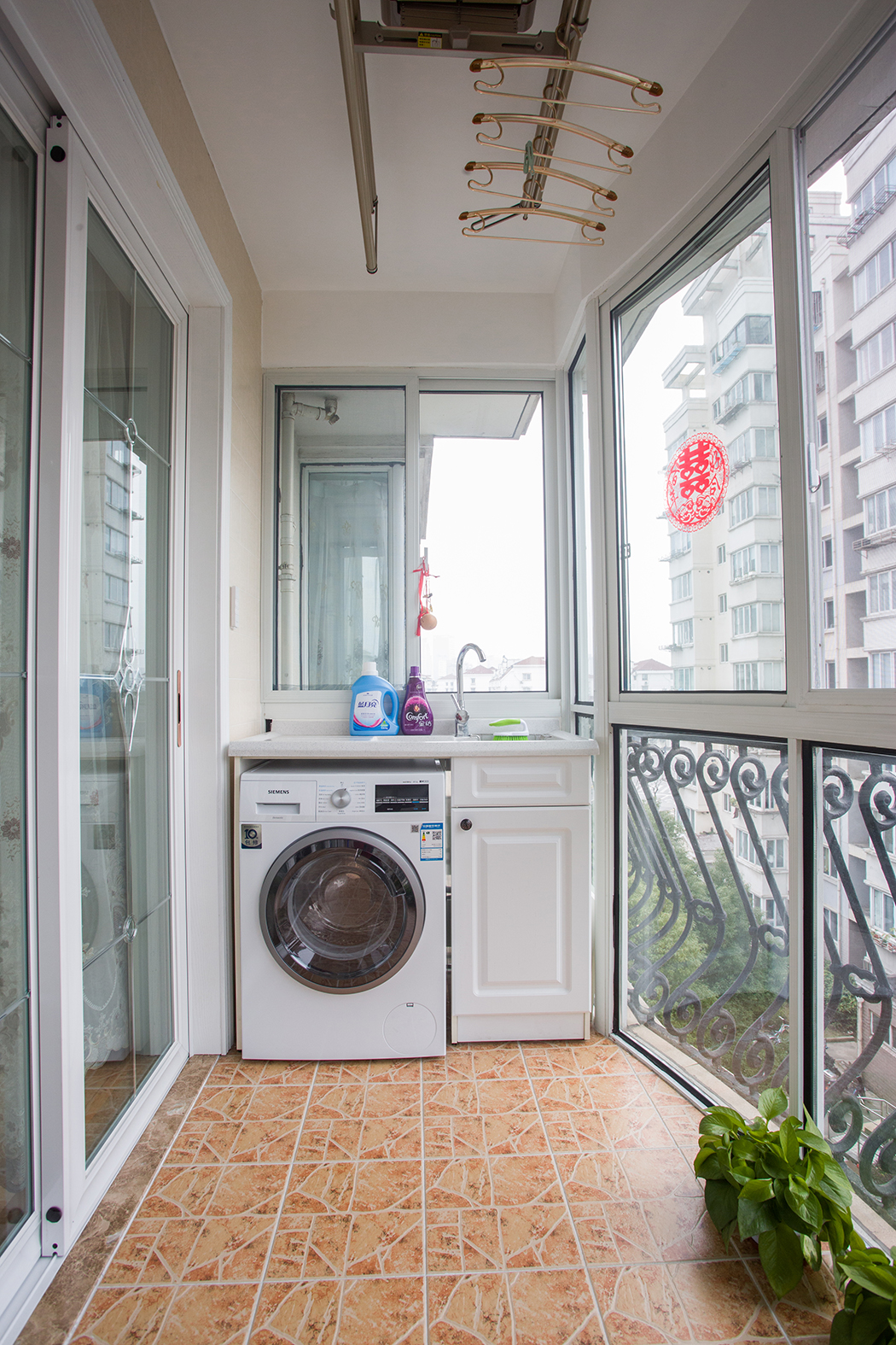 營造家庭“小花園”綠色植物就如春的使者，撩起人們對美好生活的種種遐想，那生生不息的感覺讓人對生活充滿了信心。綠葉和紅花幾乎是絕配，在平平淡淡中綻放活力，在白墻木地中釋放熱情，深呼吸一口，滿胸透心涼的清爽與舒適。
