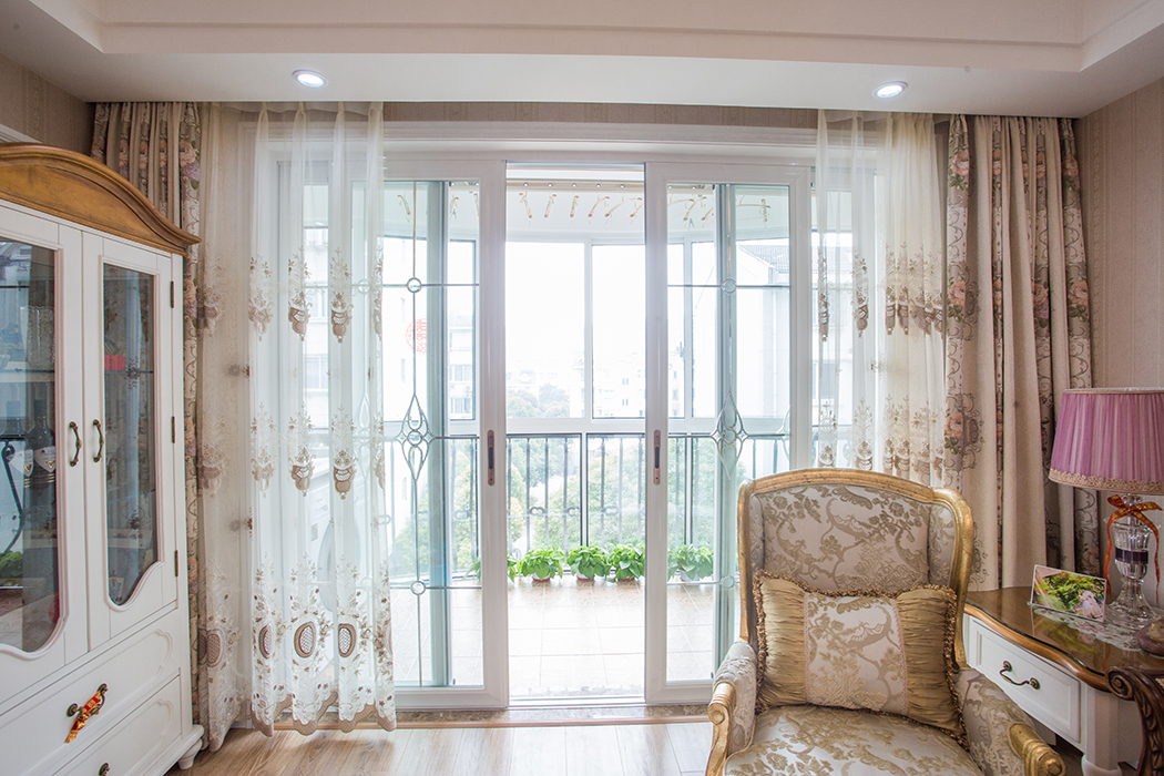 營造家庭“小花園”綠色植物就如春的使者，撩起人們對美好生活的種種遐想，那生生不息的感覺讓人對生活充滿了信心。綠葉和紅花幾乎是絕配，在平平淡淡中綻放活力，在白墻木地中釋放熱情，深呼吸一口，滿胸透心涼的清爽與舒適。