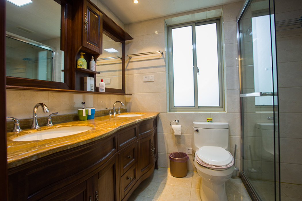 衛生間采用雙臺盆柜，深色柜體加以黃色大理石臺面，充分體現客戶金碧奢華的生活，既時尚又大氣。
