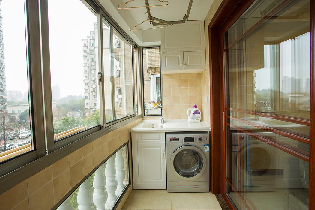 該業主做婚房用，追求高端的品質生活。整體的室內設計，以美式為主，配以美式原木風格點綴，配以硬裝軟裝的搭配，使二者渾然一體的融合在空間的每處細節，視覺上高端大氣，色調穩重而不失喜慶，展現了主人優雅的內涵和品位。
