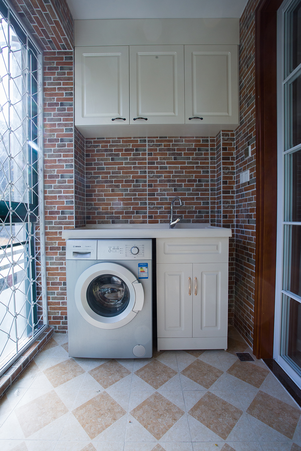 陽(yáng)臺(tái)是洗衣、晾曬、休閑的好地方。
