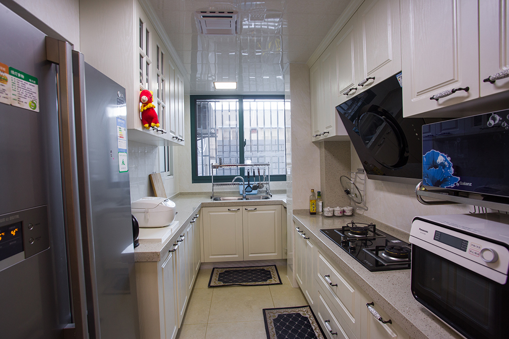 廚房的冰箱與衛(wèi)生間位置相借20公分，就這樣客戶(hù)的雙開(kāi)門(mén)冰箱避免了放在客餐廳的尷尬。
