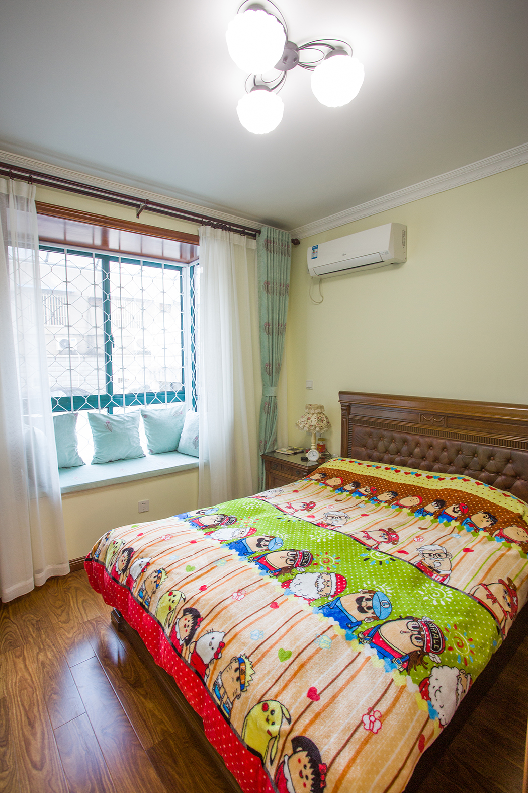 臥室以溫馨色調(diào)為主，飄窗臺(tái)面做大理石，冬天在臺(tái)面上鋪上飄窗墊。
