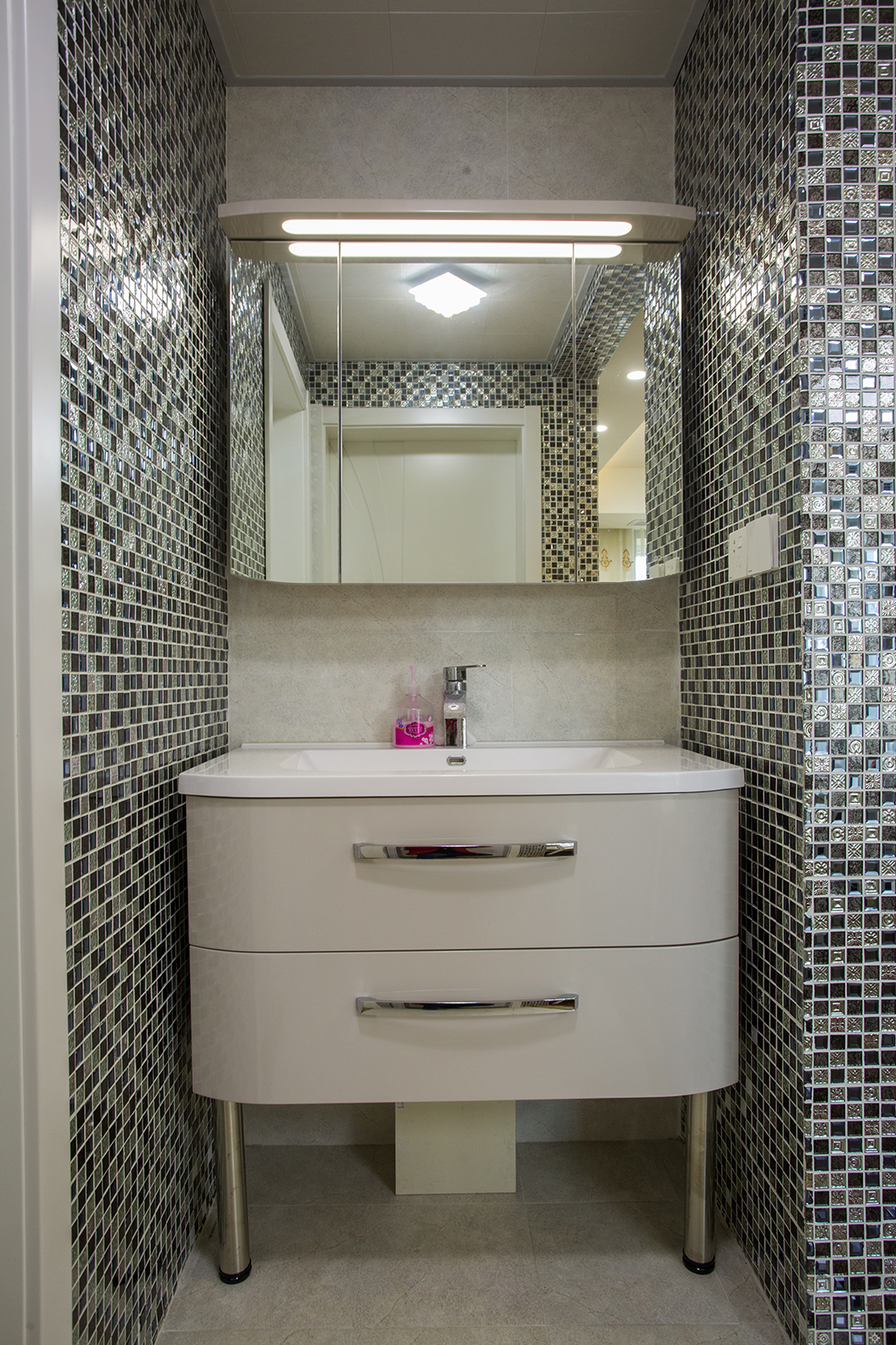 茶鏡和馬賽克的植入更能讓餐廳的空間顯得活潑
