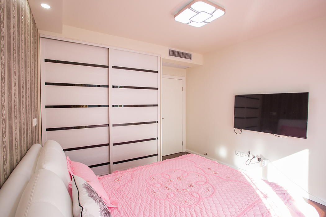 從色彩的空間高度分布來說有穩重和大空間感的效果。
