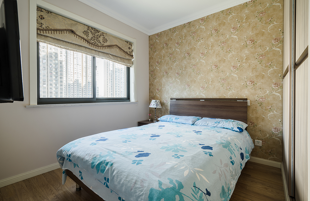 次臥室延續了主臥室的格調，在裝飾上搭配的略顯輕松，簡潔，明快，干凈，又不失單調。
