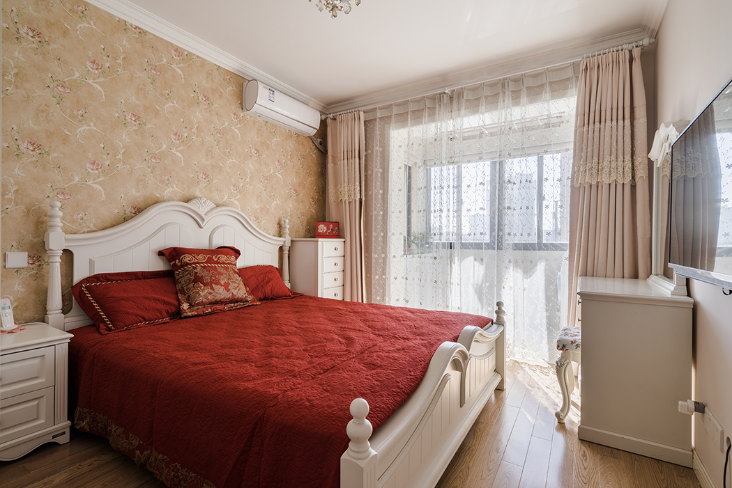 臥室以浪漫溫馨為主，花色墻紙做背景，配上白色的歐式家具，雖然沒有過多的裝飾但仍就能感受到美式的情調融在其中，主臥室既感覺到無比溫馨又能體現出主人非凡品味。
