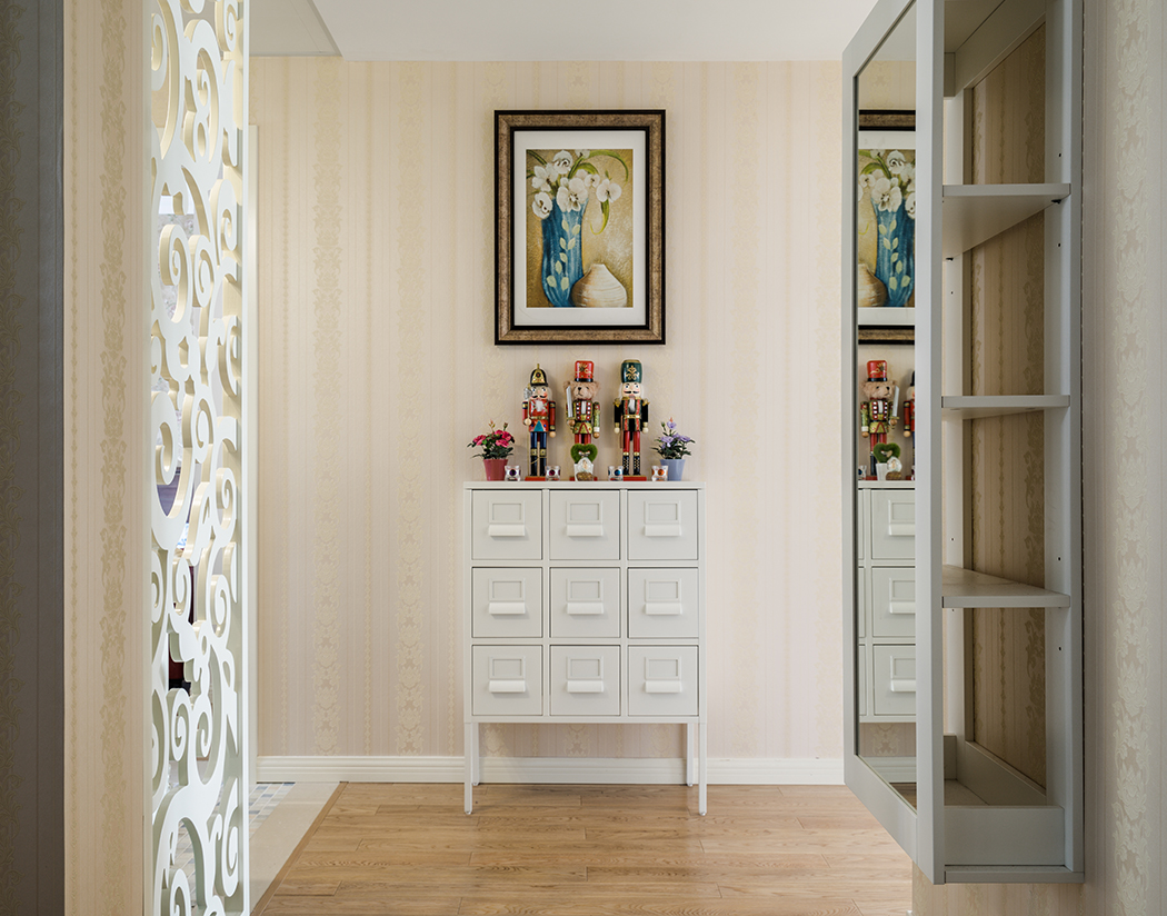 漏空的花格子為空間增添了通透的藝術氣息，藝術裝飾品增添了端景的層次感，豐富了整個畫面。
