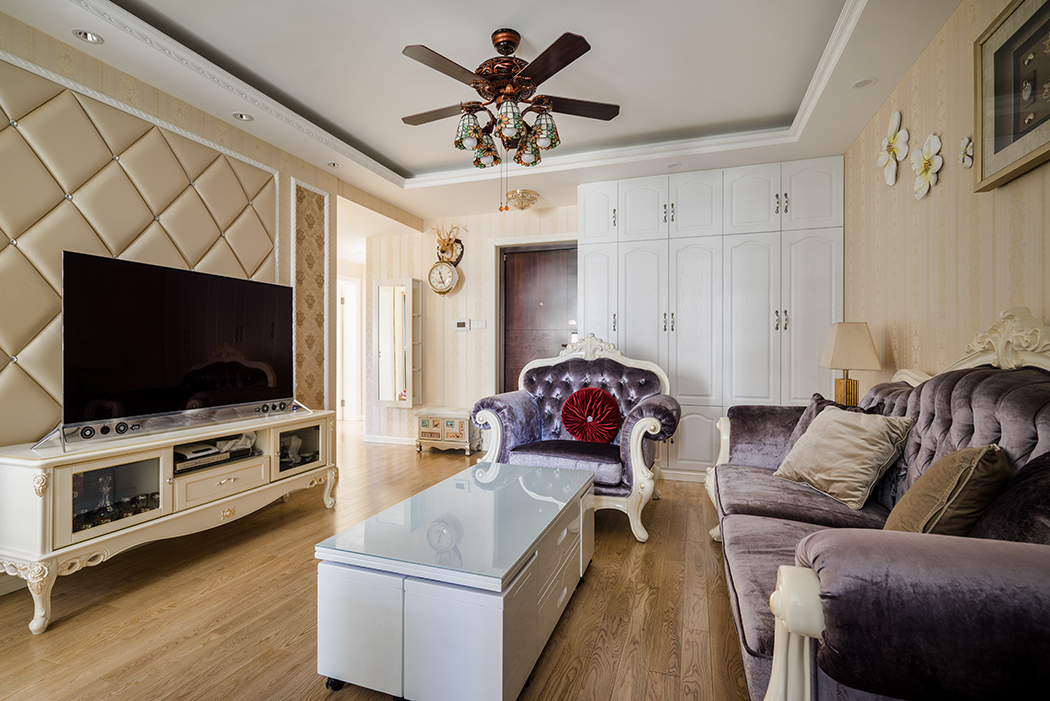 墻面大面積采用墻布，軟包等材質，高貴，舒適，藝術鐘表，古典的吊燈為空間增添了一抹華貴艷麗的美。
