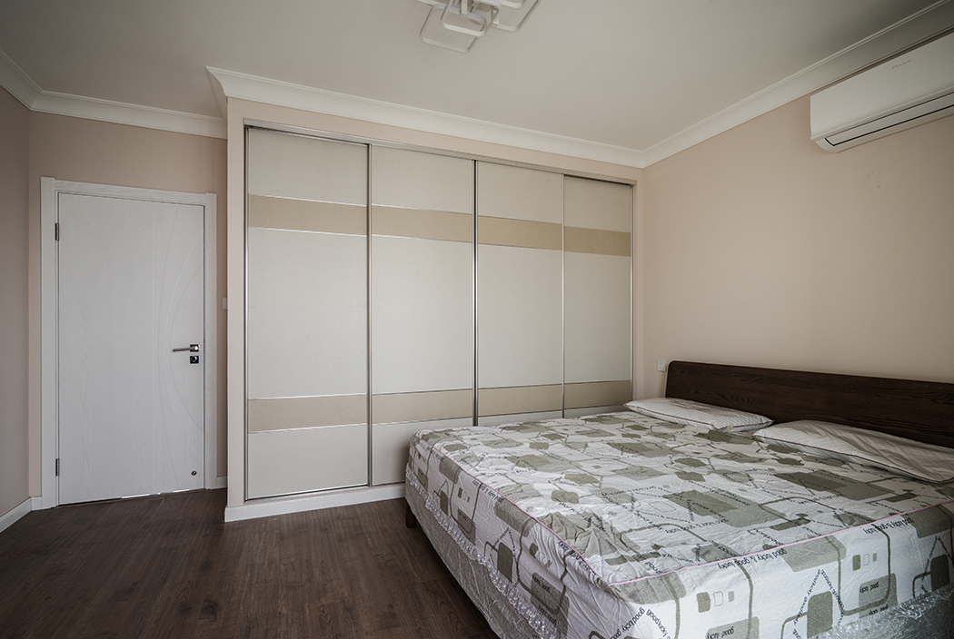 房間沒有更多繁復(fù)的裝飾，墻面涂料，頂面石膏線裝飾，不多摻雜一絲，質(zhì)感非常強(qiáng)的古色地板，本身紋路就非常漂亮，再搭上簡(jiǎn)單的梳妝柜凸顯整體風(fēng)格。
