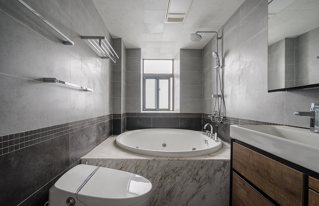 衛(wèi)生間主人需求的大型沖浪浴缸，爵士白的大理石，白色的潔具，和黑灰的墻地磚使空間獨(dú)顯大氣，更滿足了功能需求。
