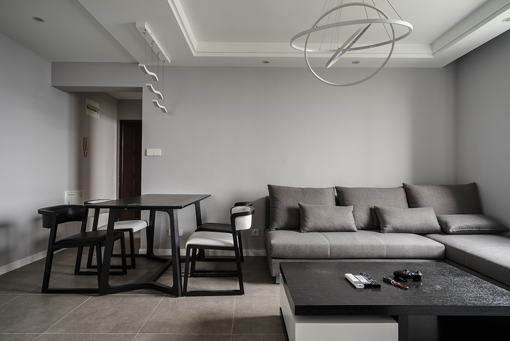 因客餐廳比較緊致，選用了線條，柔和的燈具，在整體感上起到了點(diǎn)睛之筆，黑白的家具也凸顯客戶的氣質(zhì)，簡(jiǎn)單而不失美感。
