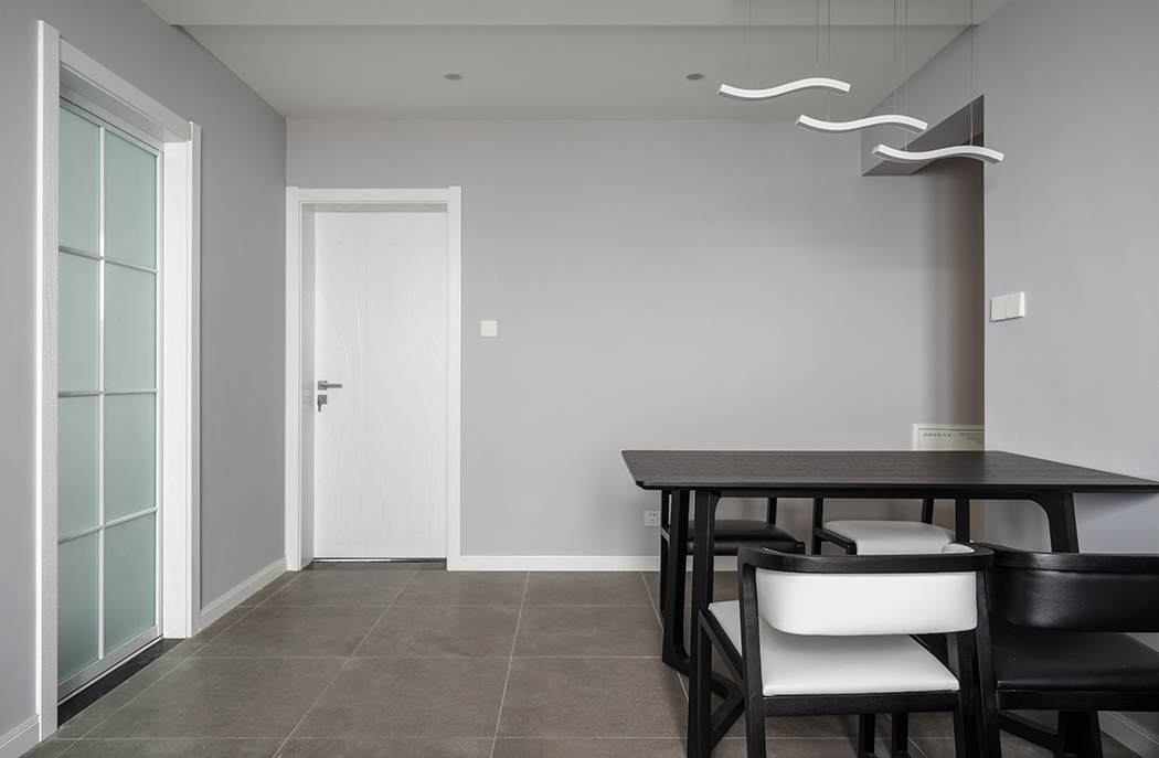 因客餐廳比較緊致，選用了線條，柔和的燈具，在整體感上起到了點(diǎn)睛之筆，黑白的家具也凸顯客戶的氣質(zhì)，簡(jiǎn)單而不失美感。