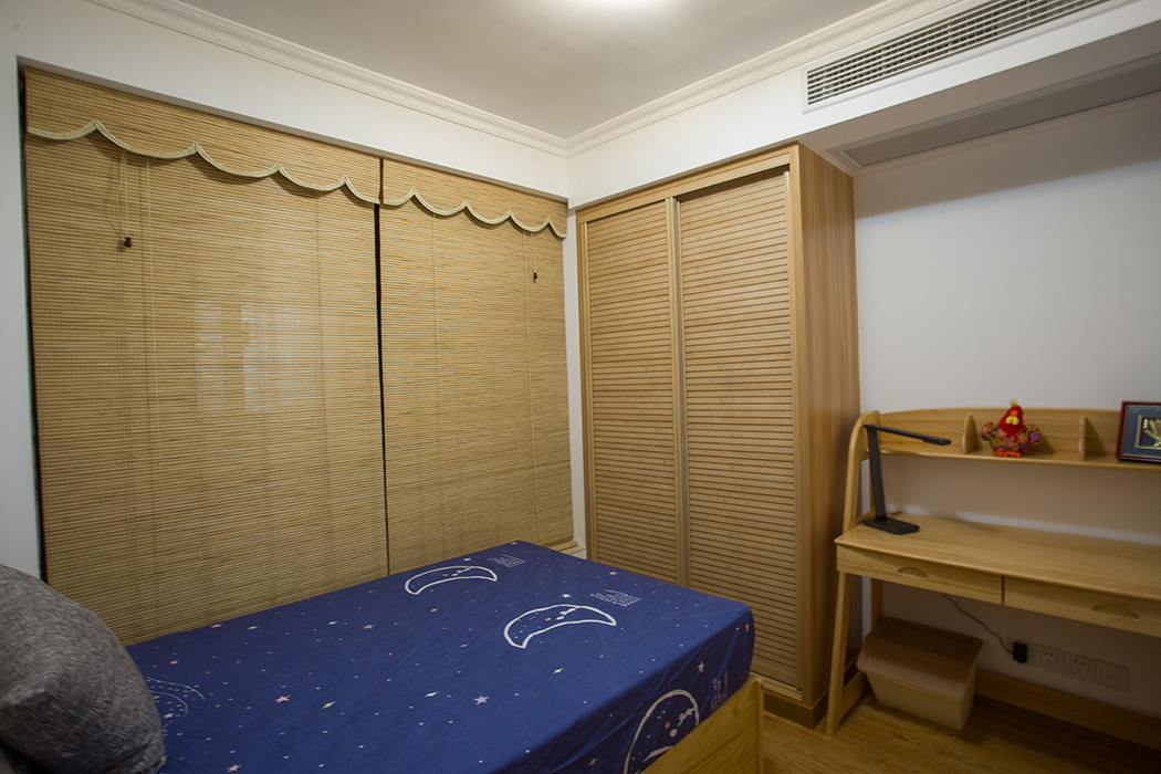 主很疼愛他們的外孫，這件臥室是專門留給外孫的，因為之前是設備間，長3米，寬2.4米，如果房間進門口放衣柜會阻礙整個視角，讓整個房間顯得更小，這樣設計就解決了這個問題。