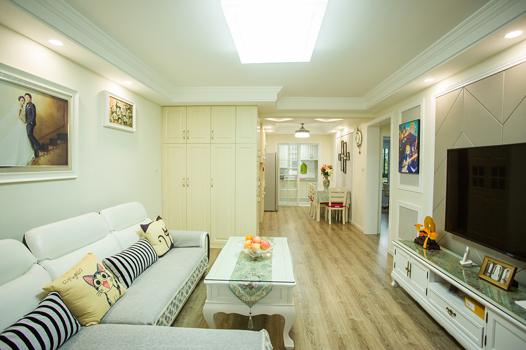 該業(yè)主事業(yè)有成，追求高品質(zhì)生活。整體的室內(nèi)設(shè)計(jì)，以現(xiàn)代時(shí)尚為主，配以簡(jiǎn)歐的風(fēng)格點(diǎn)綴，二者渾然一體的融合在空間的每處細(xì)節(jié)，視覺(jué)上通透大氣、華麗高貴，展現(xiàn)了主人優(yōu)雅的內(nèi)涵和品位。
