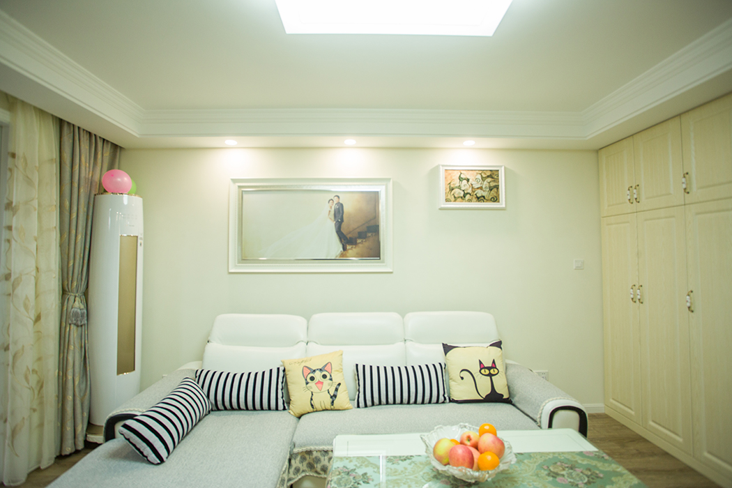 該業(yè)主事業(yè)有成，追求高品質(zhì)生活。整體的室內(nèi)設(shè)計(jì)，以現(xiàn)代時(shí)尚為主，配以簡(jiǎn)歐的風(fēng)格點(diǎn)綴，二者渾然一體的融合在空間的每處細(xì)節(jié)，視覺(jué)上通透大氣、華麗高貴，展現(xiàn)了主人優(yōu)雅的內(nèi)涵和品位。
