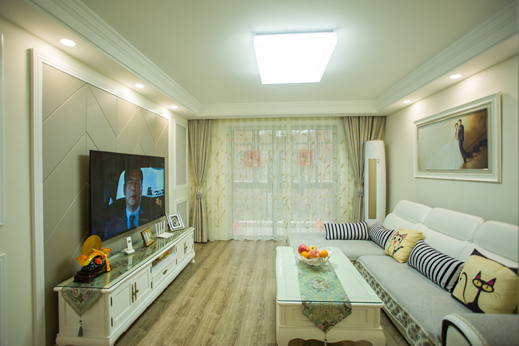 該業(yè)主事業(yè)有成，追求高品質(zhì)生活。整體的室內(nèi)設(shè)計(jì)，以現(xiàn)代時(shí)尚為主，配以簡(jiǎn)歐的風(fēng)格點(diǎn)綴，二者渾然一體的融合在空間的每處細(xì)節(jié)，視覺(jué)上通透大氣、華麗高貴，展現(xiàn)了主人優(yōu)雅的內(nèi)涵和品位。
