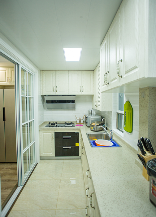 該業(yè)主事業(yè)有成，追求高品質(zhì)生活。整體的室內(nèi)設(shè)計(jì)，以現(xiàn)代時(shí)尚為主，配以簡(jiǎn)歐的風(fēng)格點(diǎn)綴，二者渾然一體的融合在空間的每處細(xì)節(jié)，視覺(jué)上通透大氣、華麗高貴，展現(xiàn)了主人優(yōu)雅的內(nèi)涵和品位。
