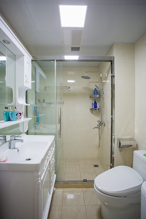 該業(yè)主事業(yè)有成，追求高品質(zhì)生活。整體的室內(nèi)設(shè)計(jì)，以現(xiàn)代時(shí)尚為主，配以簡(jiǎn)歐的風(fēng)格點(diǎn)綴，二者渾然一體的融合在空間的每處細(xì)節(jié)，視覺(jué)上通透大氣、華麗高貴，展現(xiàn)了主人優(yōu)雅的內(nèi)涵和品位。
