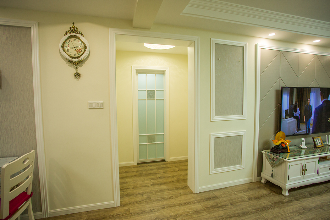 該業(yè)主事業(yè)有成，追求高品質(zhì)生活。整體的室內(nèi)設(shè)計(jì)，以現(xiàn)代時(shí)尚為主，配以簡(jiǎn)歐的風(fēng)格點(diǎn)綴，二者渾然一體的融合在空間的每處細(xì)節(jié)，視覺(jué)上通透大氣、華麗高貴，展現(xiàn)了主人優(yōu)雅的內(nèi)涵和品位。
