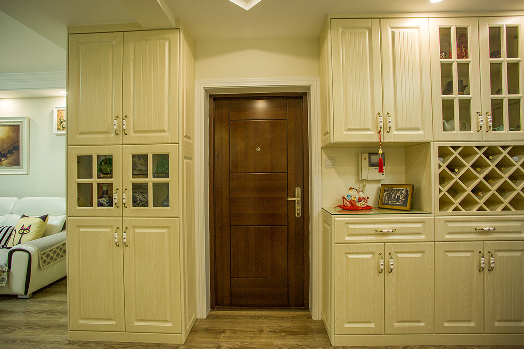 該業(yè)主事業(yè)有成，追求高品質(zhì)生活。整體的室內(nèi)設(shè)計(jì)，以現(xiàn)代時(shí)尚為主，配以簡(jiǎn)歐的風(fēng)格點(diǎn)綴，二者渾然一體的融合在空間的每處細(xì)節(jié)，視覺(jué)上通透大氣、華麗高貴，展現(xiàn)了主人優(yōu)雅的內(nèi)涵和品位。