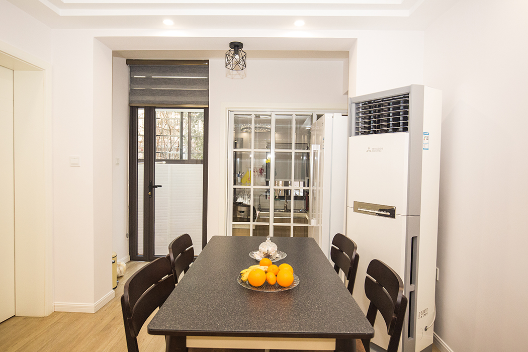 原廚房在進門的過道中，改過的櫥房更靠近餐廳位置，沒有采光操作臺面只能容納一個煤氣灶和水槽，后把廚房整體搬到院子里，現澆了一個區域變為廚房，不僅采光明亮，櫥柜操作臺面也多了，還添置了一臺客戶喜歡已久的雙門冰箱。
