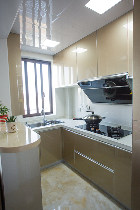 廚房柜體為雙面白生態板，門板全部為流行的大隱形金剛板，配上圓角的吧臺，顯得別致而又雅趣，通透的空間，不會讓在此處用飲酒餐飲的人們感覺到壓抑。而顯得生動活潑。
