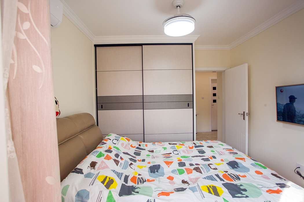 臥室采用簡單靚麗溫馨的配色，時尚大氣魅力。配上軟裝空間明亮通透，充分的給業主提供了一個放松休息的環境，相信業主在這樣的環境下休息是十分愜意的。
