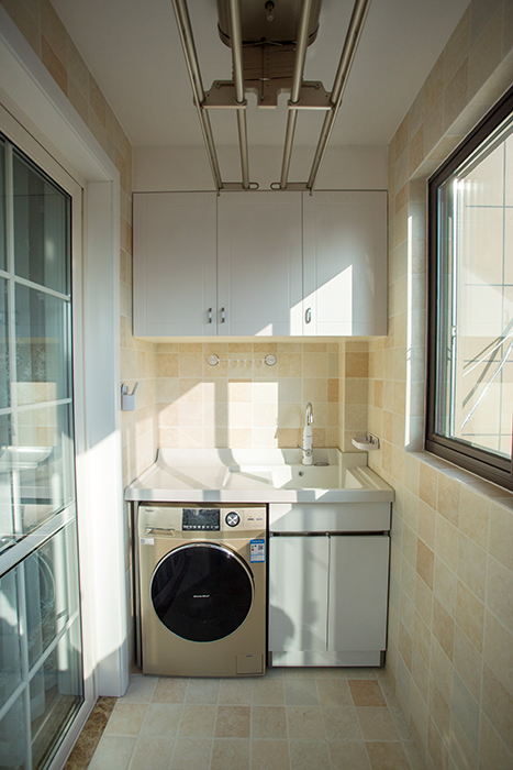 陽臺是休閑的空間，也是洗衣及儲納的空間，陽臺的休閑區域是業主休閑的最佳區域，閑暇時喝喝酒，是最最放松的時刻。加上平時晾，顯得實用而又豐富。
