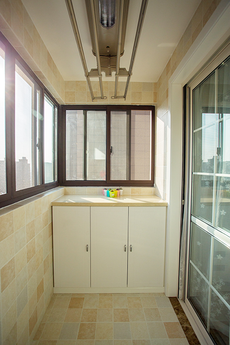 陽臺是休閑的空間，也是洗衣及儲納的空間，陽臺的休閑區域是業主休閑的最佳區域，閑暇時喝喝酒，是最最放松的時刻。加上平時晾，顯得實用而又豐富。
