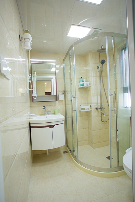 衛生間墻磚為金雅陶瓷磚，淋浴房為鼎豪品牌，另外采用圓弧型設計，空間更加合理利用，在如此環境下洗浴應是十分享受和放松的。臺盆柜為吊柜，采用現代簡約的風格.
