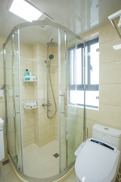 衛生間墻磚為金雅陶瓷磚，淋浴房為鼎豪品牌，另外采用圓弧型設計，空間更加合理利用，在如此環境下洗浴應是十分享受和放松的。臺盆柜為吊柜，采用現代簡約的風格.
