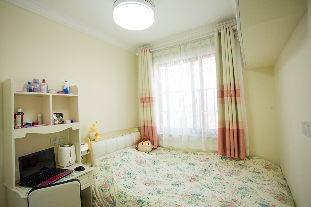 臥室采用簡單靚麗溫馨的配色，時尚大氣魅力。配上軟裝空間明亮通透，充分的給業主提供了一個放松休息的環境，相信業主在這樣的環境下休息是十分愜意的。
